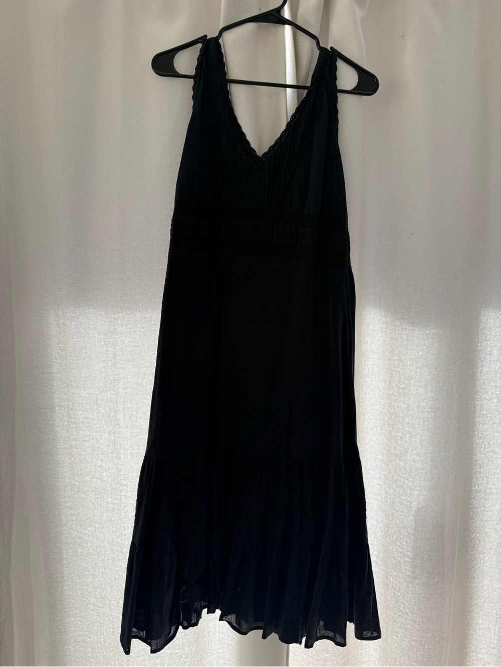 Sleeveless Black V-Neck Maxi Dress with Lace Trim